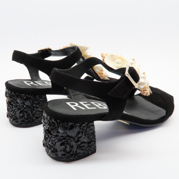 Zapato negro mujer con conchas